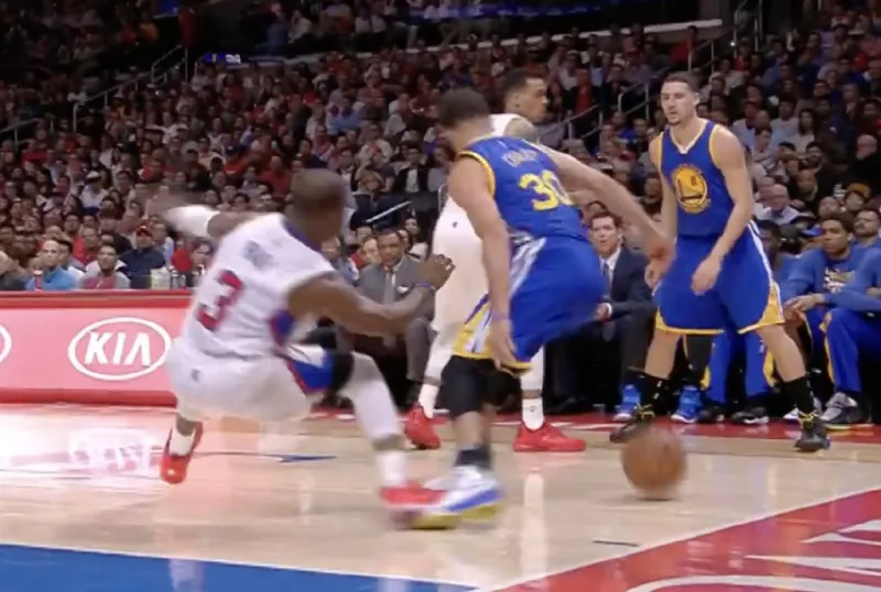 开云体育下载APP-美媒：11年前保罗被库里晃倒后，下一场狂砍41分17助攻4抢断