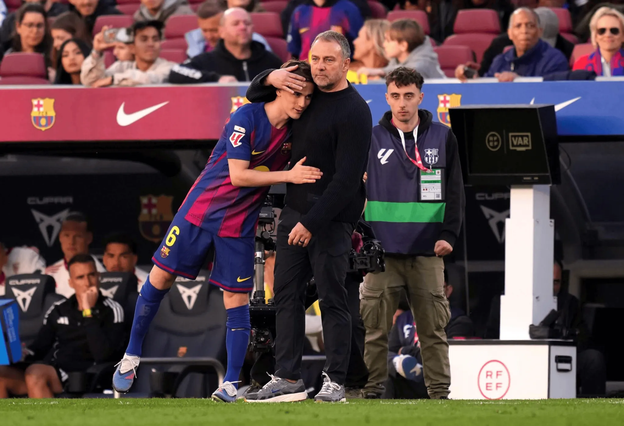 TA：巴萨内部称弗里克真心为球员高兴，就像他们的父亲一样